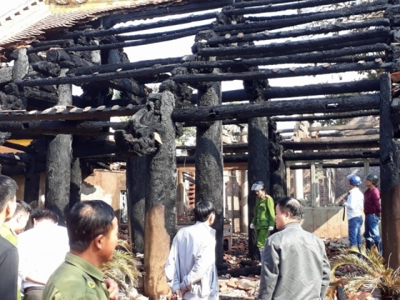 chay rui ngoi dinh co hang tram nam tuoi