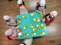 Ngộ nghĩnh trẻ em nặn bánh trôi trong Tết Hàn thực