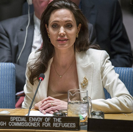 Angelina Jolie suy tư trên ghế đại biểu khi lắng nghe những vấn đề về Syria.