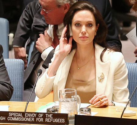 Angelina Jolie suy tư trên ghế đại biểu khi lắng nghe những vấn đề về Syria.