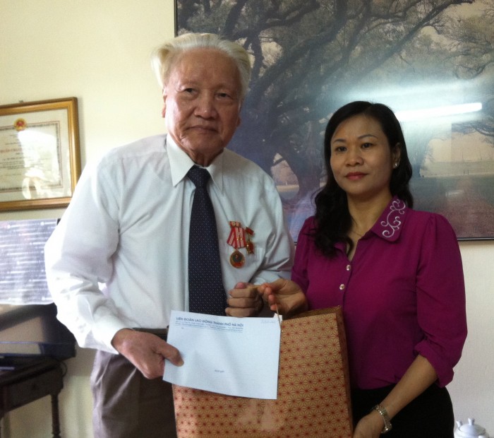 Chủ tịch LĐLĐ TP Hà Nội thăm và tặng quà các cán bộ tiền khởi nghĩa