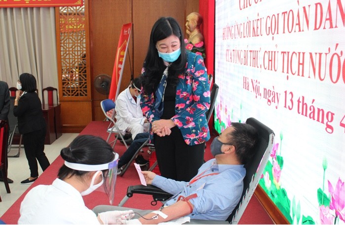 Các tầng lớp nhân dân Thủ đô tham gia hiến máu tình nguyện
