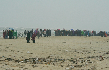 Người dân tập trung rất đông tại bãi biển