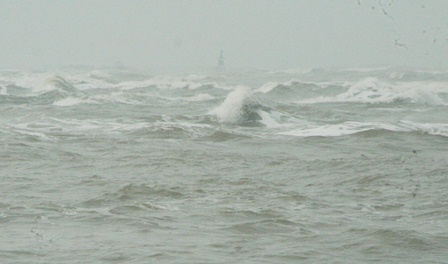 Điểm phao số 1 (thấp thoáng sau những cột sóng lớn) là nơi tàu bị chìm, chỉ cách bờ 1 km