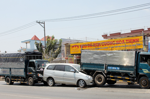 Đoàn xe húc liên hoàn. Ảnh: Châu Thành