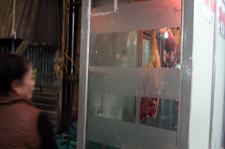 Thịt động vật được để trong tủ kính chỉ có phía bên trong cửa hàng mới nhìn thấy