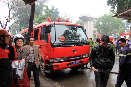 Lực lượng cứu hỏa cùng xe chuyên dụng nhanh chóng có mặt tại hiện trường