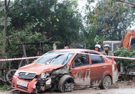 Lực lượng chức năng khoanh vùng đoạn tai nạn điều tra làm rõ nguyên nhân.