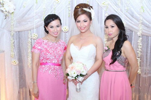 Ba chị em Cẩm Ly trong đám cưới của Minh Tuyết.