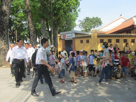 Hình ảnh đáng yêu của những em nhỏ “nối đuôi” nhau vào Lăng viếng Bác