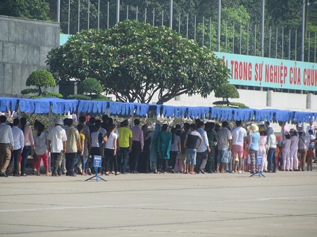 Những hàng người cứ nối dài, nối dài, tưởng như vô tận...