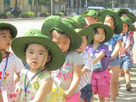 Hình ảnh đáng yêu của những em nhỏ “nối đuôi” nhau vào Lăng viếng Bác