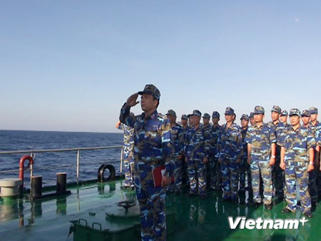Cán bộ chiến sỹ tàu Cảnh sát biển 8003 thực hiện nghi thức chào cờ Tổ quốc đầu tuần. (Nguồn: Vnews)