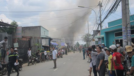 Khói đen bốc cao nghi ngút