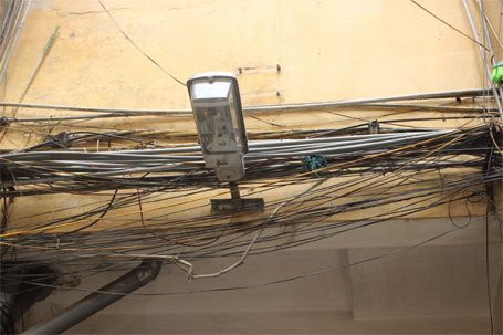 Hệ thống dây điện và ống nước chằng chịt quanh tường