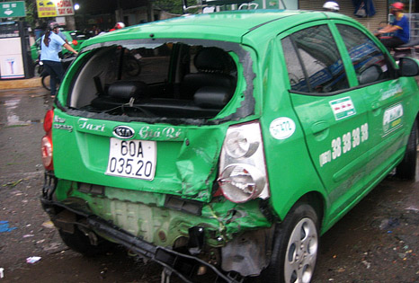 Xe taxi hư hỏng nặng sau khi bị xe tải tông