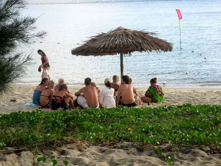 Du khách nước ngoài nghỉ mát trên bãi biển ở Cù Lao Chàm