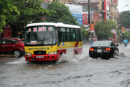 Đường Nguyễn Du - một trong những tuyến đường bị ngập sâu nhất ở TP Hà Tĩnh