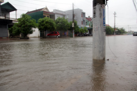 Đường Nguyễn Du - một trong những tuyến đường bị ngập sâu nhất ở TP Hà Tĩnh