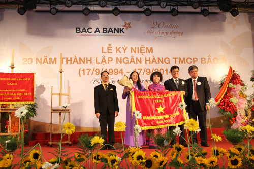 Ông Nguyễn Phước Thanh, Phó Thống đốc NHNN tặng Cờ thi đua cho BAC A BANK, thay mặt nhận Cờ thi đua có (từ trái sang): ông TRương Vĩnh Lợi  Phó TGĐ, bà Trần Thị Thoảng  Chủ tịch HĐQT, bà Thái Hương  Phó Chủ tịch HĐQT, TGĐ, ông Võ Văn Quang  Phó TGĐ.