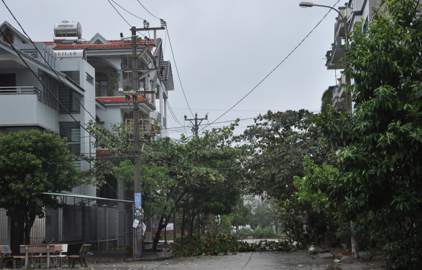 TP Hạ Long, Quảng Ninh sau khi bão Hải Yến đi qua. ( Ảnh: P.H chụp vào lúc hơn 6h sáng 11/11)