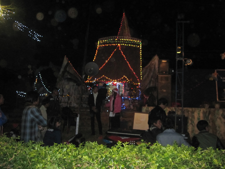 Cảnh tái hiện đêm chúa giáng sinh của bà con giáo dân J'Rai là một cảnh trong ngôi nhà Rông