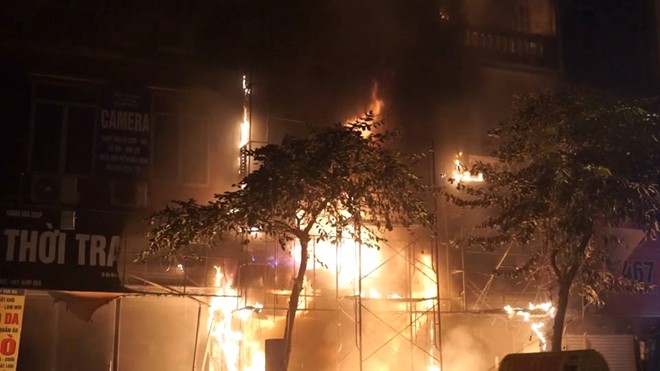 Thẩm mỹ viện 6 tầng bốc cháy trong đêm