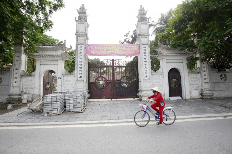 ha noi nhieu tuyen pho tiep tuc dong loat lat da via he