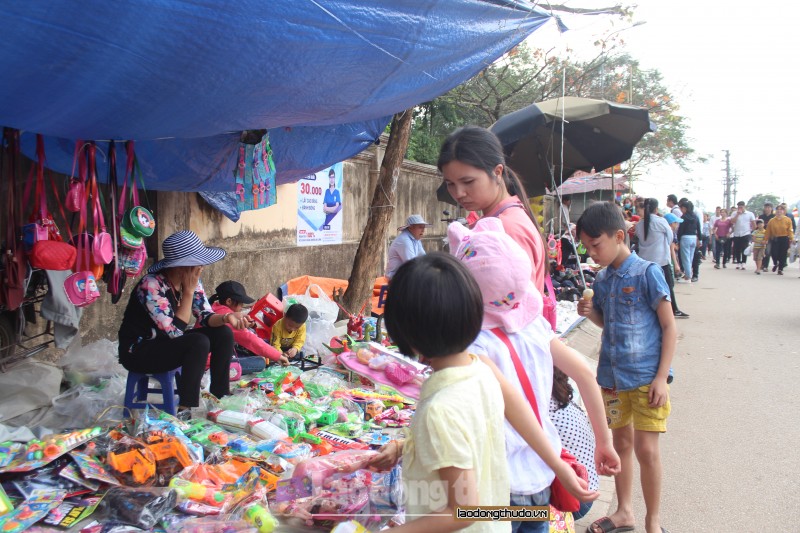 bat chap thoi tiet nang nong cac em nho hung khoi theo chan cha me tray hoi den giong