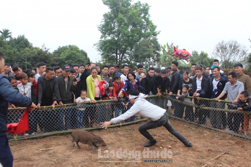 nhieu tro choi dan gian duoc to chuc tai le hoi den quan thanh thon bo dau