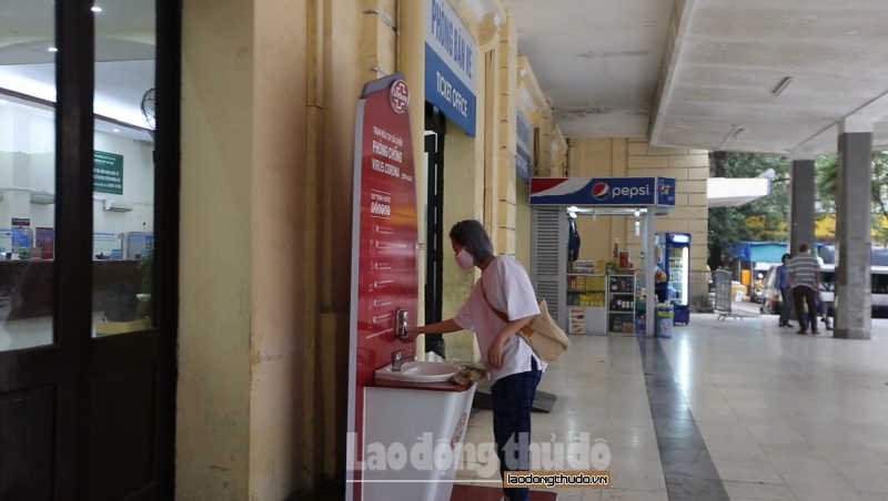 nguoi dan han che di lai ga ha noi vang khach trong ngay cuoi tuan