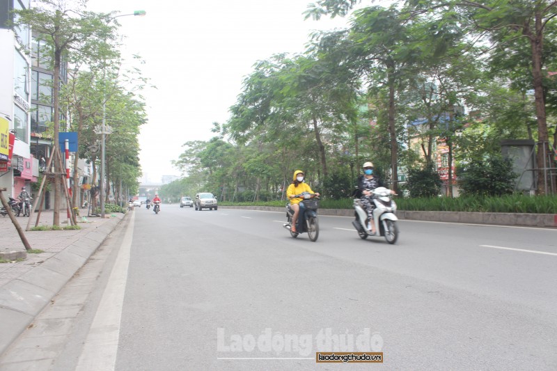 duong pho ha noi trong ngay cuoi tuan tiep tuc gian cach xa hoi