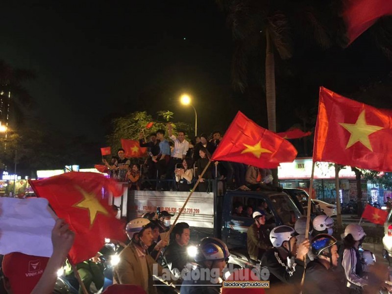 ha noi hang van nguoi xuong duong an mung olympic viet nam vao ban ket asiad 2018