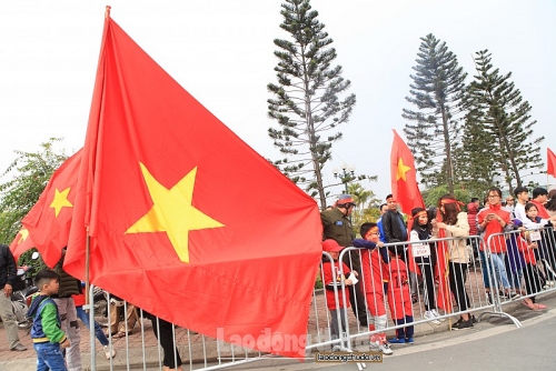 nguoi ham mo mang banh chung ra san bay don doi tuyen viet nam