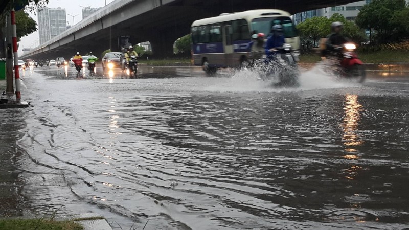 ha noi mua lon sau dot nang nong ky luc