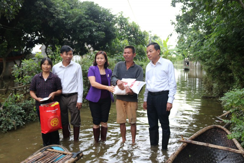 chu tich ldld thanh pho nguyen thi tuyen tham hoi trao qua ho tro nguoi dan chuong my bi anh huong thien tai