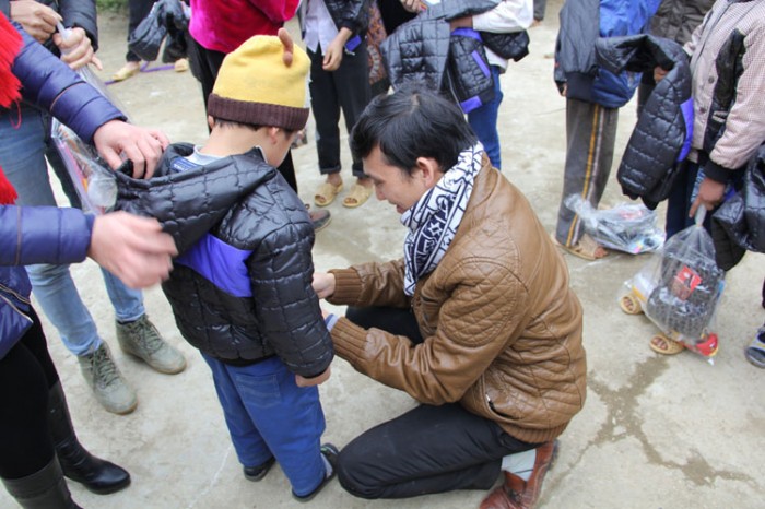 Tang ao am mua dong Thang Long Group giup tre em vung cao vuot qua cai ret