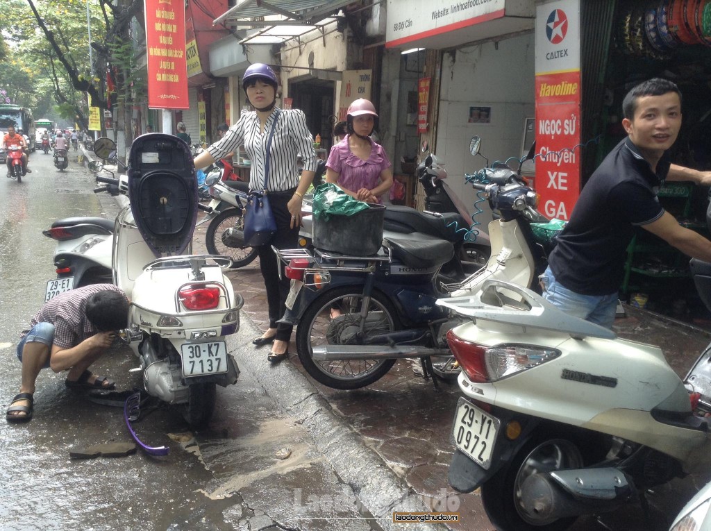 nhieu con duong ha noi ngap trong nuoc