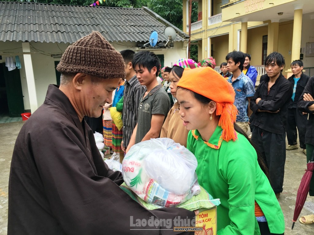 tang qua cho nhan dan bo doi bien phong o ha giang