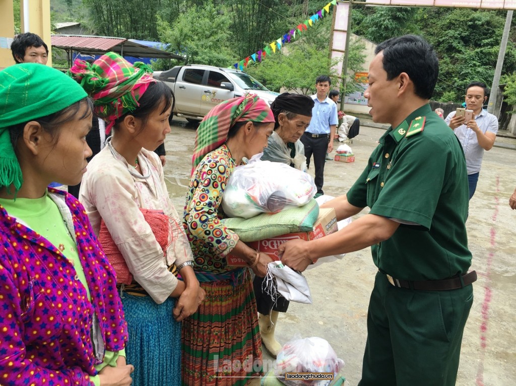 tang qua cho nhan dan bo doi bien phong o ha giang