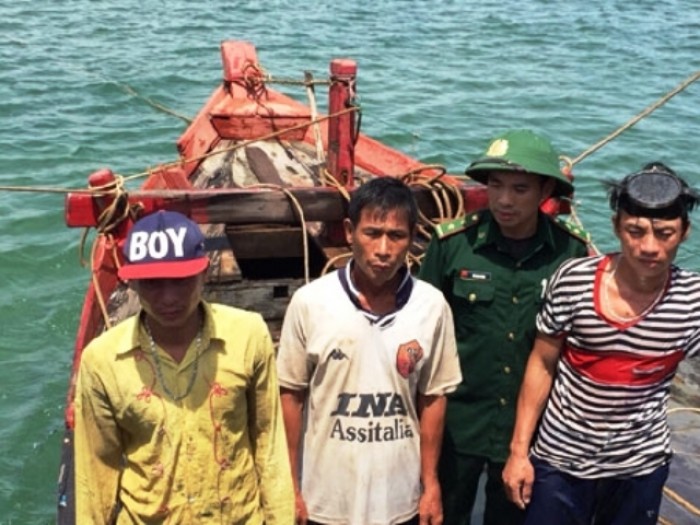 Bộ đội biên phòng tỉnh Hà Tĩnh cứu 3 ngư dân gặp nạn trên biển