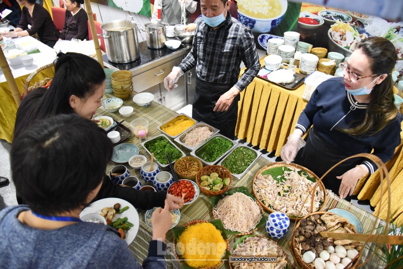 bua an cua phong vien tac nghiep tai hoi nghi thuong dinh my trieu