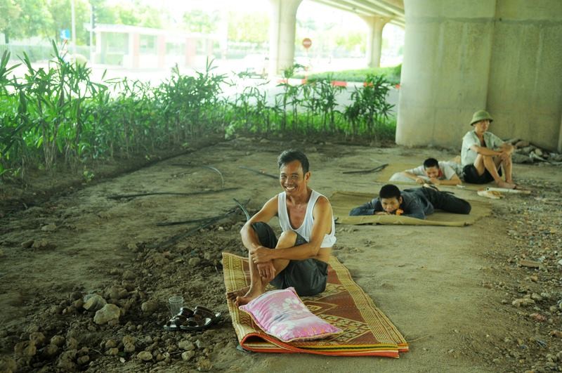 nguoi ha noi vat lon voi nang nong thieu dot dau mua