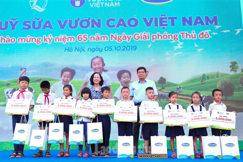 hon 60000 cay xanh va 119000 ly sua vinamilk danh tang cho tre em ha noi