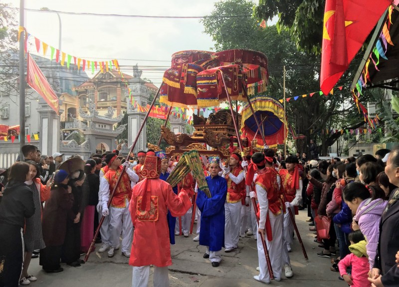 tung bung le hoi truyen thong lang la