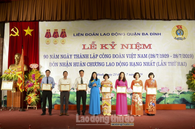 ldld quan ba dinh vinh du don nhan huan chuong lao dong hang nhat lan thu hai