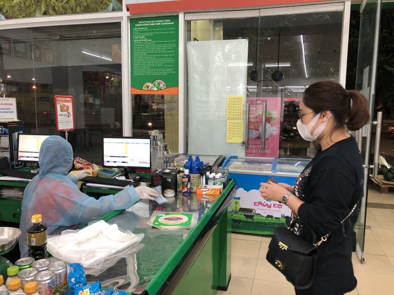 Nhân viên siêu thị, cửa hàng đội mũ nhựa, mặc áo bảo hộ để ngăn ngừa dịch COVID-19 - Ảnh 3.
