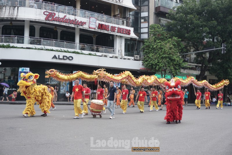 da c sa c mua rong tai pho di bo khu vuc ho hoan kiem