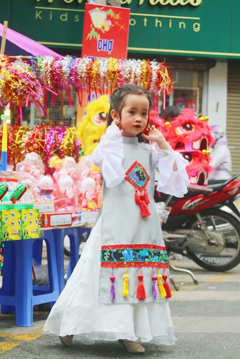 do ruc do choi truyen thong tren pho hang ma