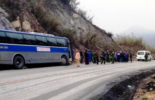 hai o to khach cho hoc sinh sinh vien ha noi di du lich gap nan